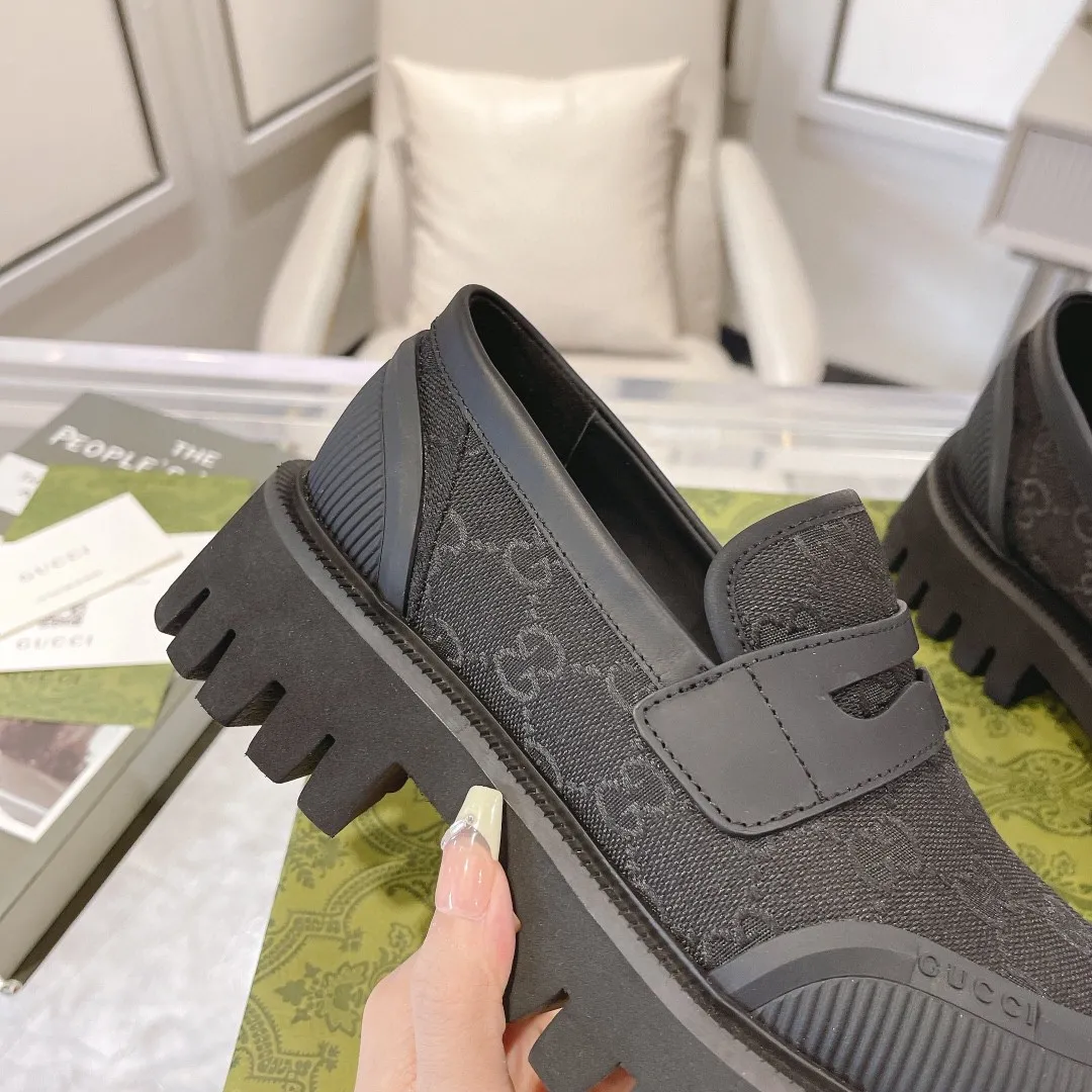 👟👟Ex-factory price 520👟👟 New GG loafers for spring and autumn. Gucci shoes cleverly use unique design elements to inject fresh vitality into the collection design. Crafted from camel and ebony GG canvas, these stylish unisex loafers feature a new interpretation of the brand's classic monogram pattern for the new season. Camel and ebony GG canvas/imported silk cowhide surface, imported silk cowhide lining, same style for men and women, black leather and rubber piping, EVA rubber sole, low heel, 4.5cm heel height, female size: 35#~42#, male size: 39#~47#, Italian creation